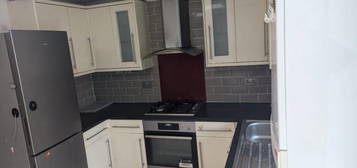 Flat to rent in Surman Terrace, Princes Road, Romford, Essex RM1