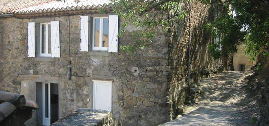 Maison de village avec extérieur