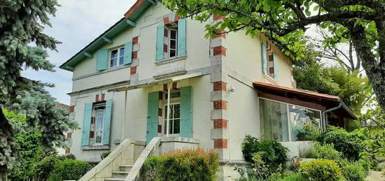 Maison de 4 chambres avec piscine, en bordure du bourg