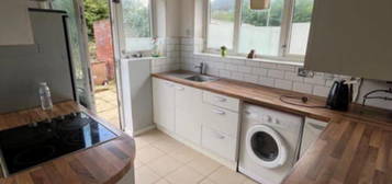 Bungalow to rent in Abingdon Road, Luton LU4