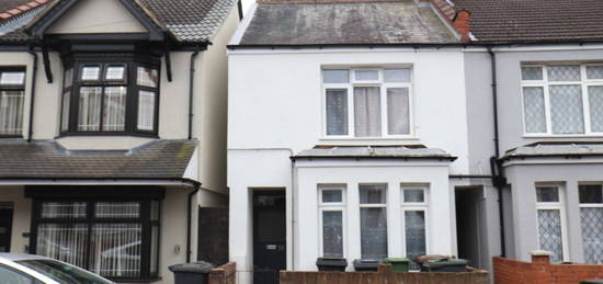 Terraced house to rent in Chatsworth Road, Luton LU4