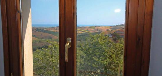 Porzione di villa con giardino e vista mare