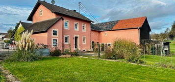 Charmantes Bauernhaus mit Nebengebäuden und schönem Garten.