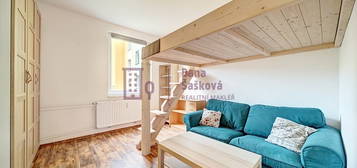 Pronájem, byt 3+1 s lodžií a halou, 82 m2, Jindřichův Hradec, ul. Kosmonautů
