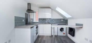 Flat to rent in West End Road, Mortimer Common, Reading RG7