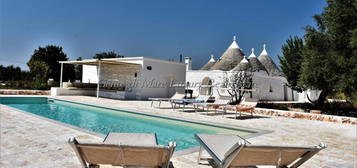 Trullo Contrada Cervarolo, Campanile, Fumarola, Cavalleriza, Ostuni