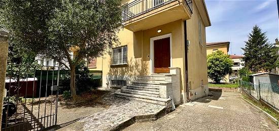 Villa bifamiliare via Giuliano Luzzi, Cappuccini, Montericco, Imola