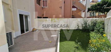 * Apartamento T2 Renovado * Logradouro com 35m2 * Zona Calma *