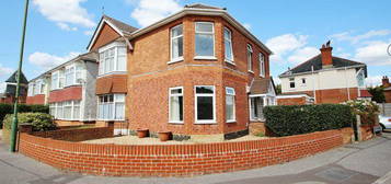 6 bedroom detached house