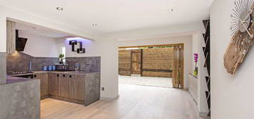 Flat for sale in Fulham Road, Fulham, London SW6