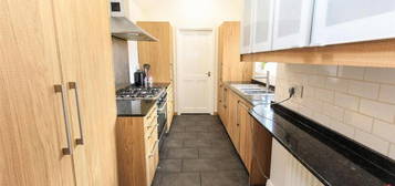 6 bedroom terraced house to rent