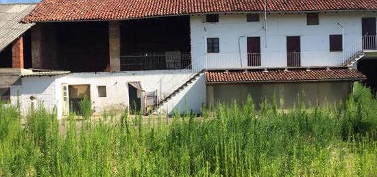 NOVARA VIC.: CASCINALE CON STALLA, RUSTICI E FIENI