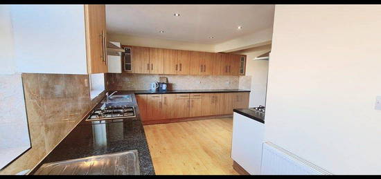 6 bed semi-detached house to rent