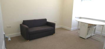 Flat to rent in Princes Park Lane, Hayes UB3