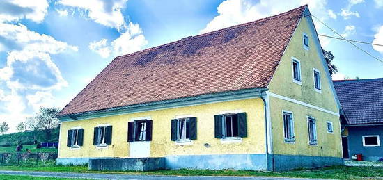 Traditionelles Bauernhaus mit zwei großen Nebengebäuden bei Preding in der Weststeiermark