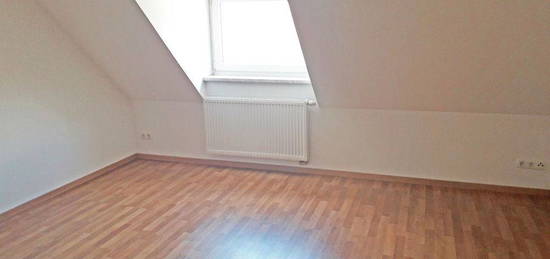 #3-Raum-Wohnung #Dachgeschoss #Tageslichtbad mit Wanne # geräumige Küche mit Fenster