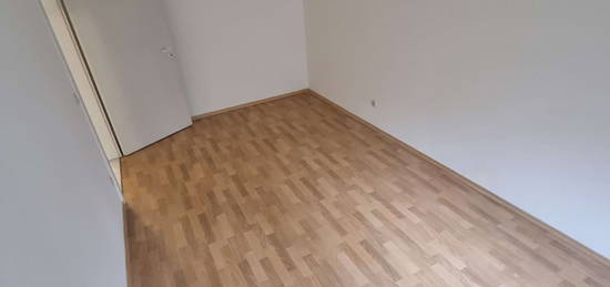 2 Zimmer DG-Wohnung mit Einbauküche und TG-Stellplatz ab 01.12. zu vermieten