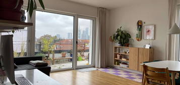 Untermiete: Lichtdurchflutetes 2,5 Zi. Loft mit Blick über Frankfurt - Wohnküche - Balkon - Skyline