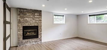 83 Kingswood Rd, Oakville, ON L6K 2E2