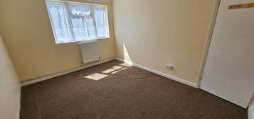 Flat to rent in Western Court, Romford RM1