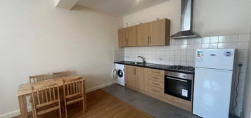 Flat to rent in High Street, Slough SL1