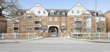 Flat to rent in High Road, Buckhurst Hill IG9