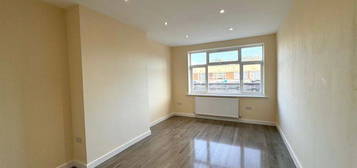 Flat to rent in Silkstream Parade, Watling Avenue, Burnt Oak, Edgware HA8