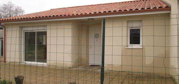 Maison plain pied 2 ch a louer a l'annee, tocane centre ville a pied