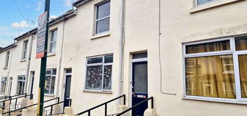 Flat to rent in Charlton Street, Maidstone ME16