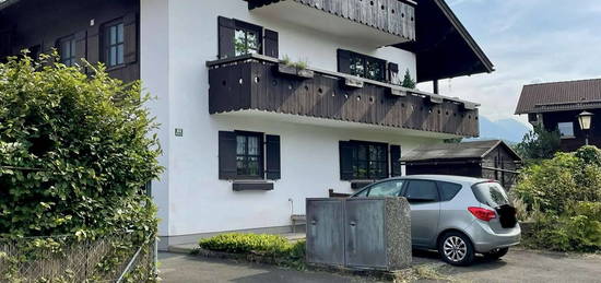 Bergblick! Traumhafte 2-Zimmer-Dachgeschosswohnung mit Balkon und Einbauküche in Ohlstadt