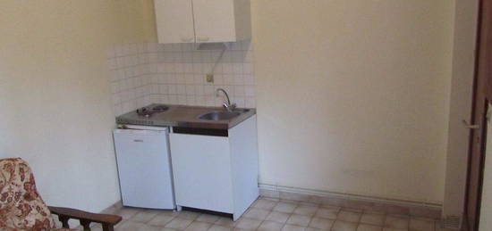 Loue appartementF1Bis en duplex 28m2. Avec parking privé