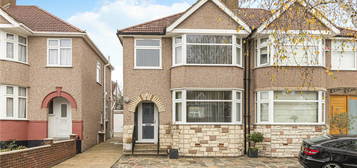 Detached house to rent in Lynton Avenue, London NW9