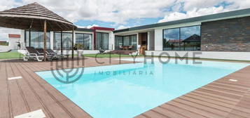 Moradia térrea T3+1 de Luxo com piscina aquecida