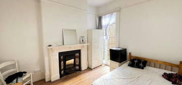 Terraced house to rent in Pemberton Road, Manor House N4