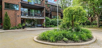 36 Hayhurst Rd #316, Brantford, ON N3R 6Y9