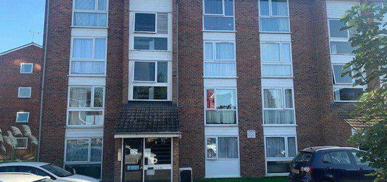 Flat to rent in Dellow Close, Ilford IG2