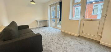 Flat to rent in Canterbury Drive, Headingley, Leeds LS6