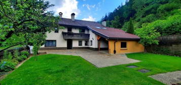 Neuwertige, generalsanierte Eigentumswohnung mit Garten und Carport