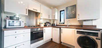 Flat to rent in Cairns Avenue, London SW16