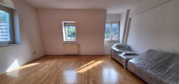 Helle 2-Zimmer-Wohnung mit Einbauküche, Lift und Parkplatz in zentrumsnaher Grünlage