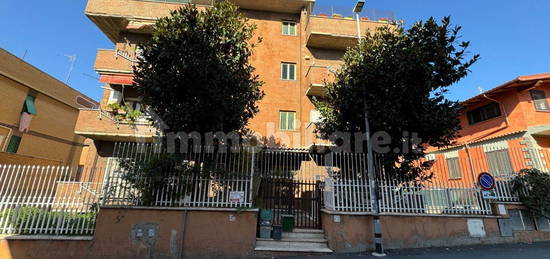 Appartamento via Castellana Grotte, 27, Torre Angela, Roma