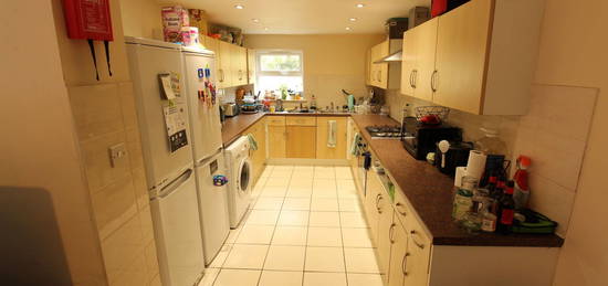 8 bed semi-detached house to rent