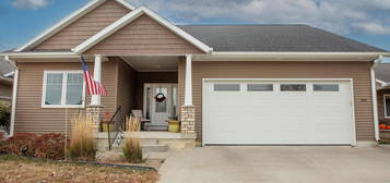 1303 Meadow View Ln, Waverly, IA 50677