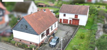 Einfamilienhaus mit Scheune und großem Garten in idyllischer Lage