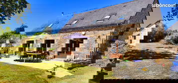 Maison rénovée dans ancien corps de ferme – 110 m² – 3 chambres – Terrasse et jardin – Plouigneau