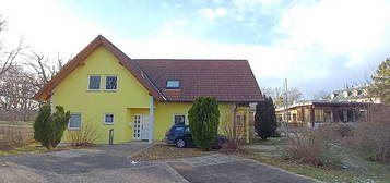 Fertigteilhaus zum Übersiedeln - demontierbarer Holzriegelbau - Raumfläche ca. 195 m². Sonderpreis wegen Neubau eines Bürogebäudes.