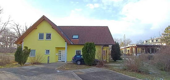 Fertigteilhaus zum Übersiedeln - demontierbarer Holzriegelbau - Raumfläche ca. 195 m². Sonderpreis wegen Neubau eines Bürogebäudes.