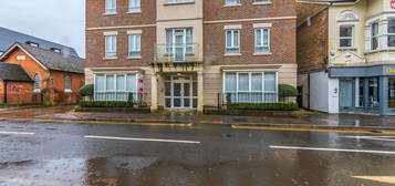 Flat to rent in York Road, Maidenhead SL6