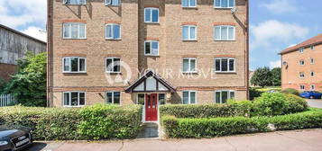 Flat to rent in Varsity Drive, Twickenham TW1