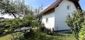 Einfamilienhaus mit Potenzial zum Renovieren mit großzügigem Garten in ruhiger Lage